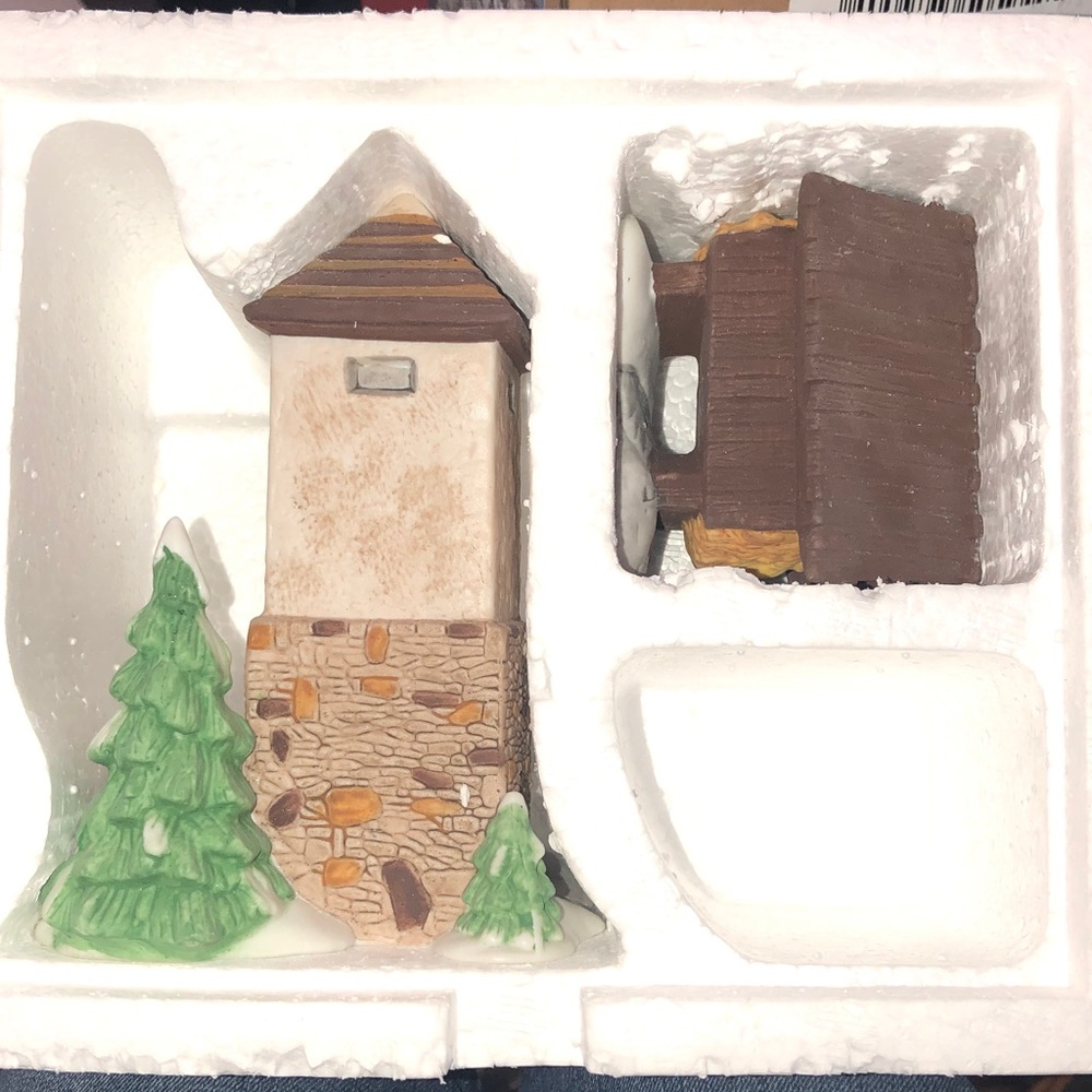 Heritage Village Collection Silo and Hay Shed Set